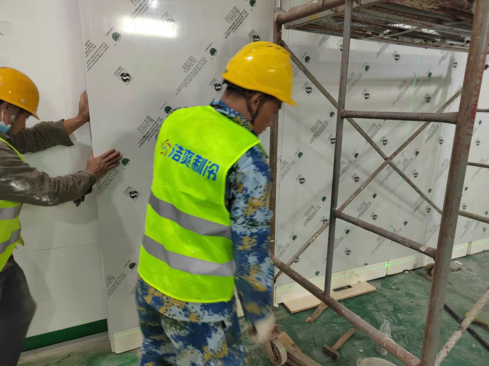图为浩爽工人正在搭建库板