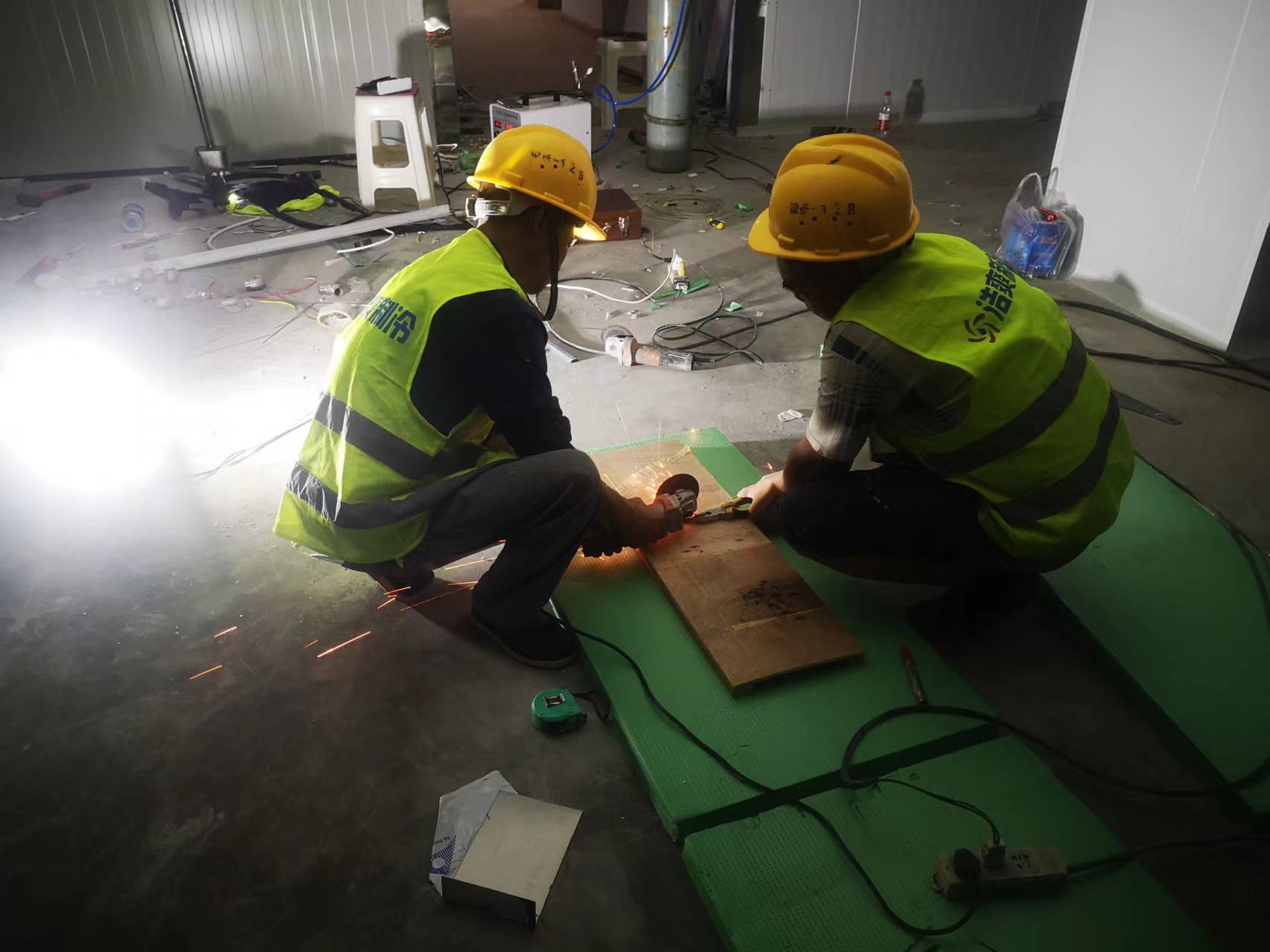 图为浩爽工人正在切割铜管