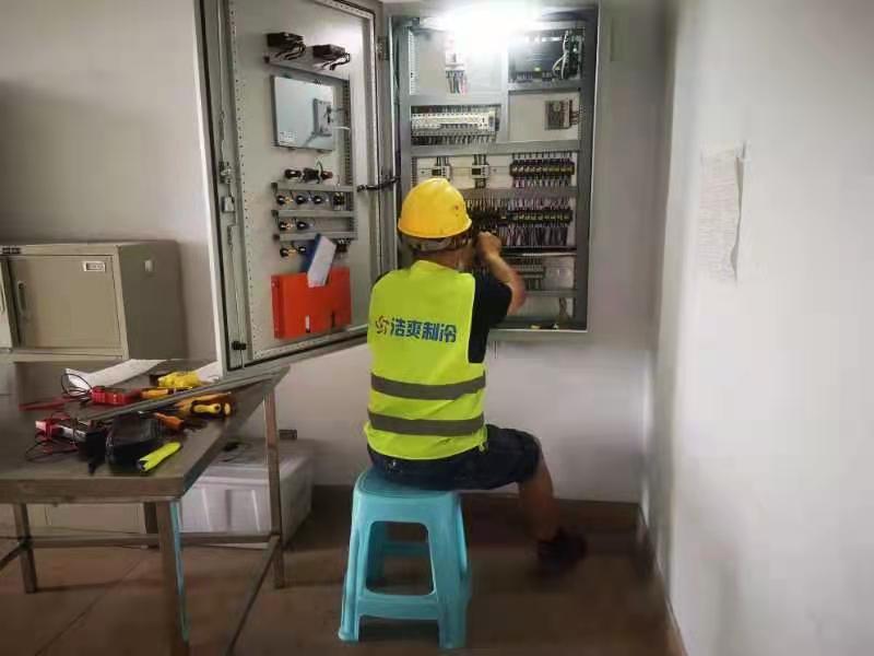 图为浩爽工人正在安装控电箱