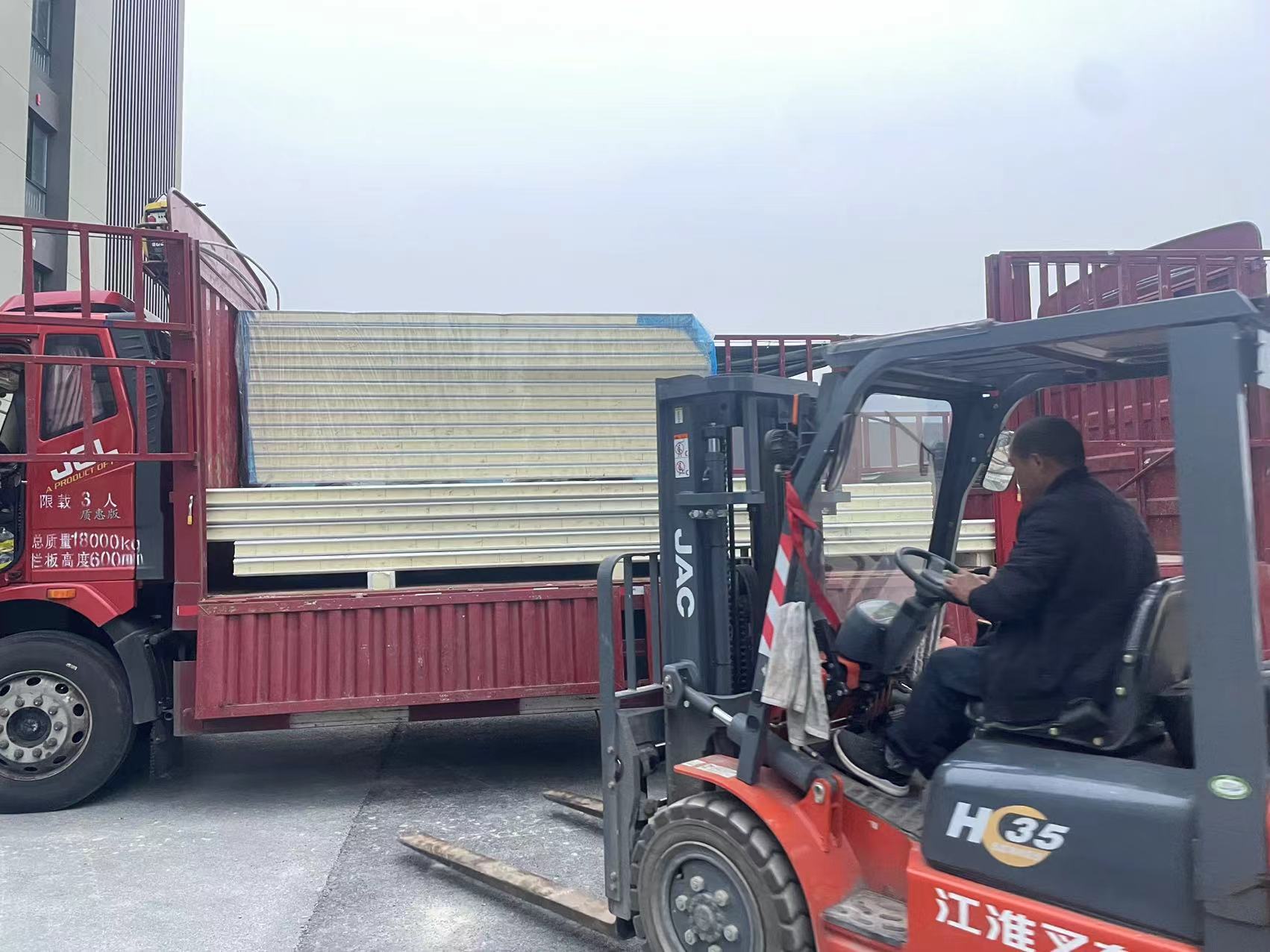 图为浩爽工人正在卸库板