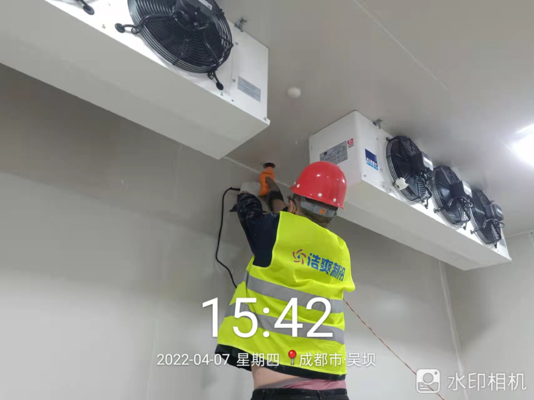图为浩爽工人正在安装冷风机