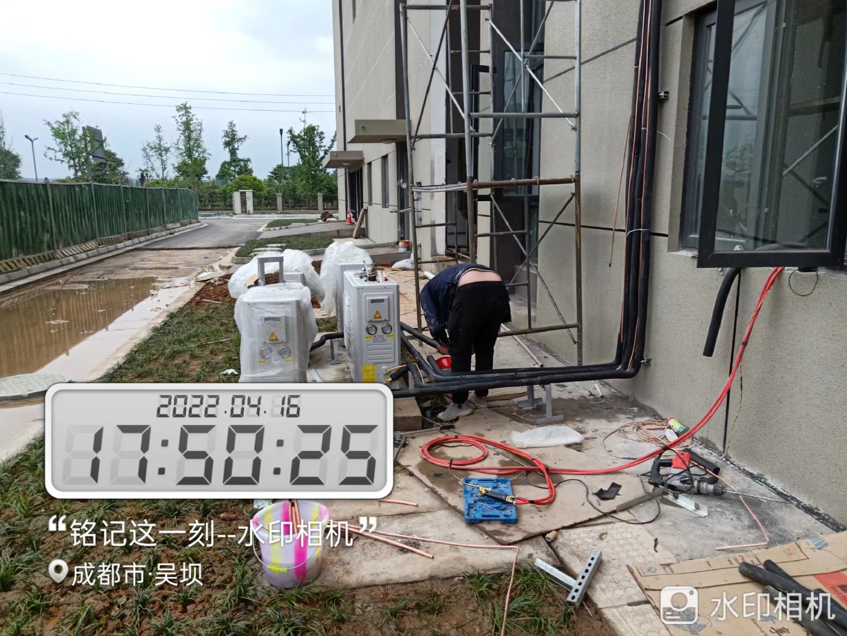 图为浩爽工人正在安装艾默生谷轮涡旋变频压缩机
