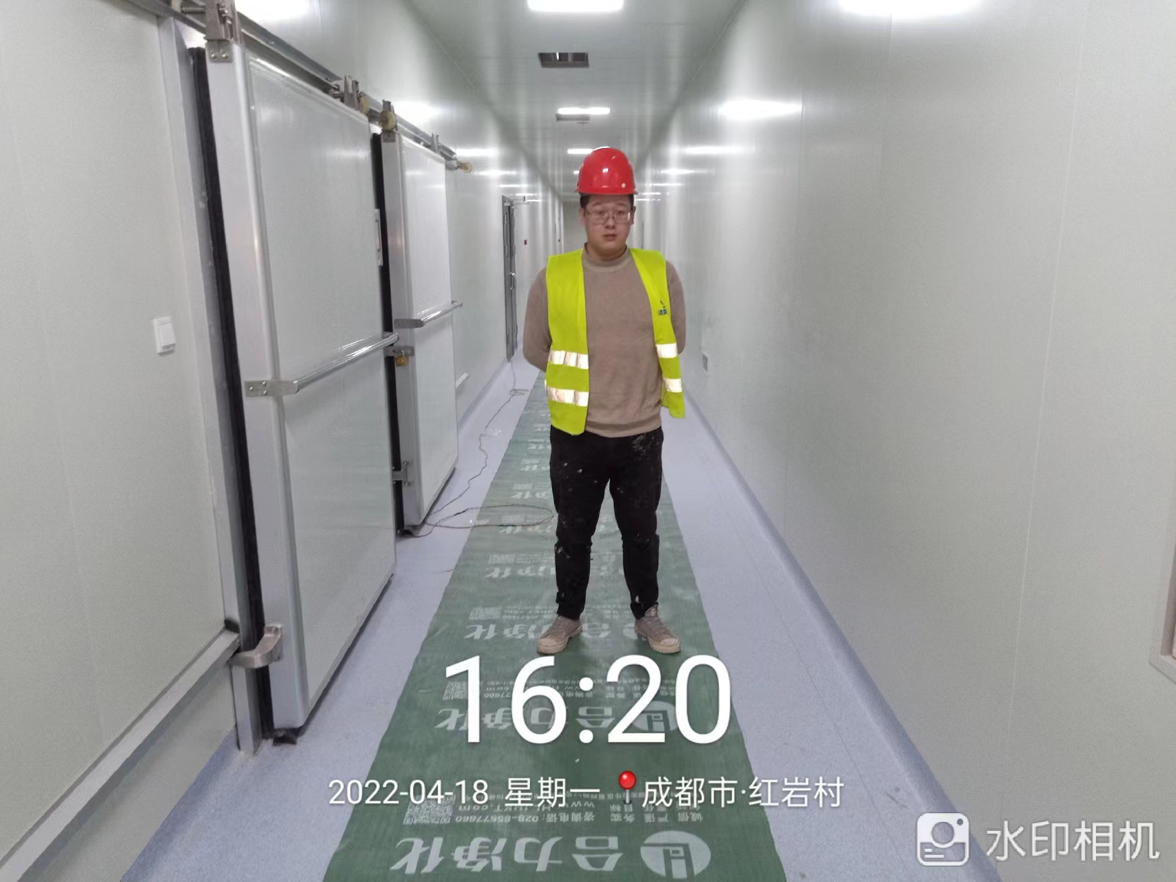 图为疫苗冷库过道完工实拍