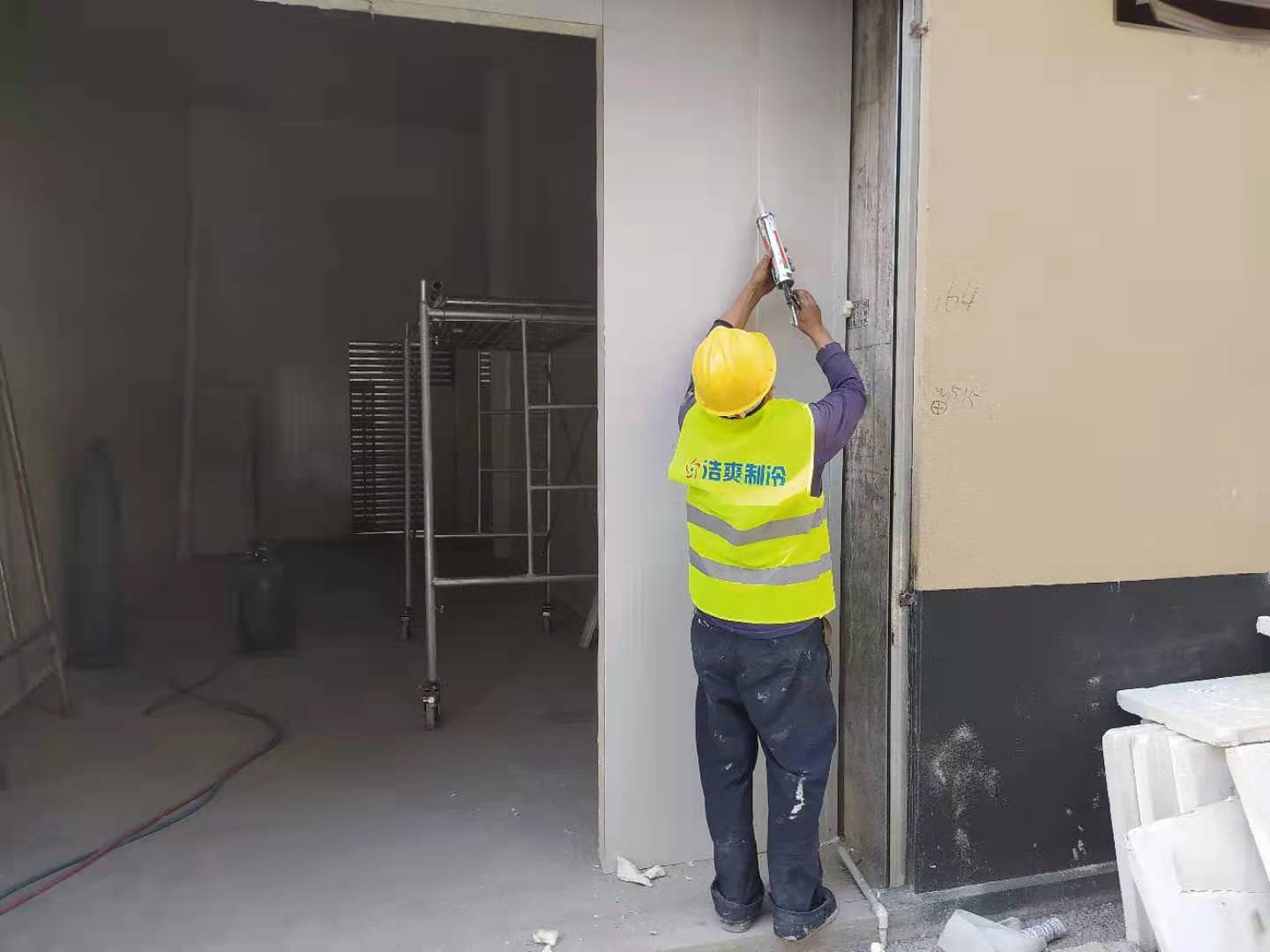 图为浩爽工人正在对门市房冷库打胶