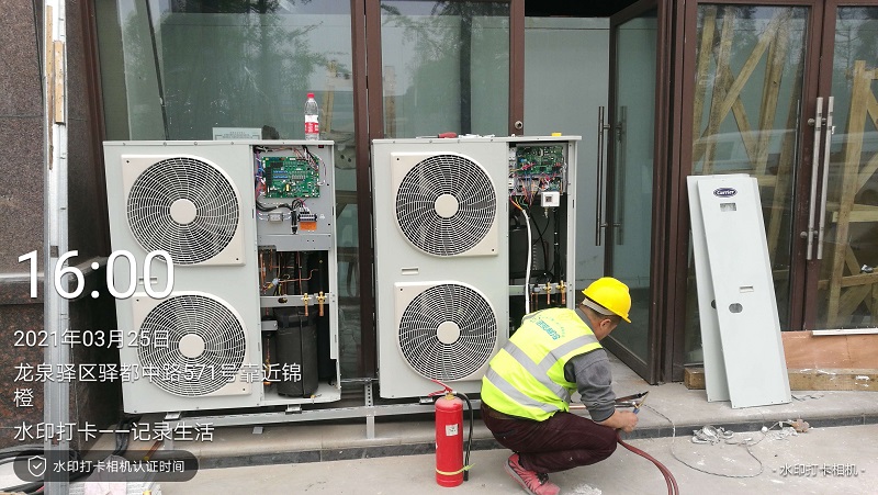 图为浩爽工人正在安装压缩机组