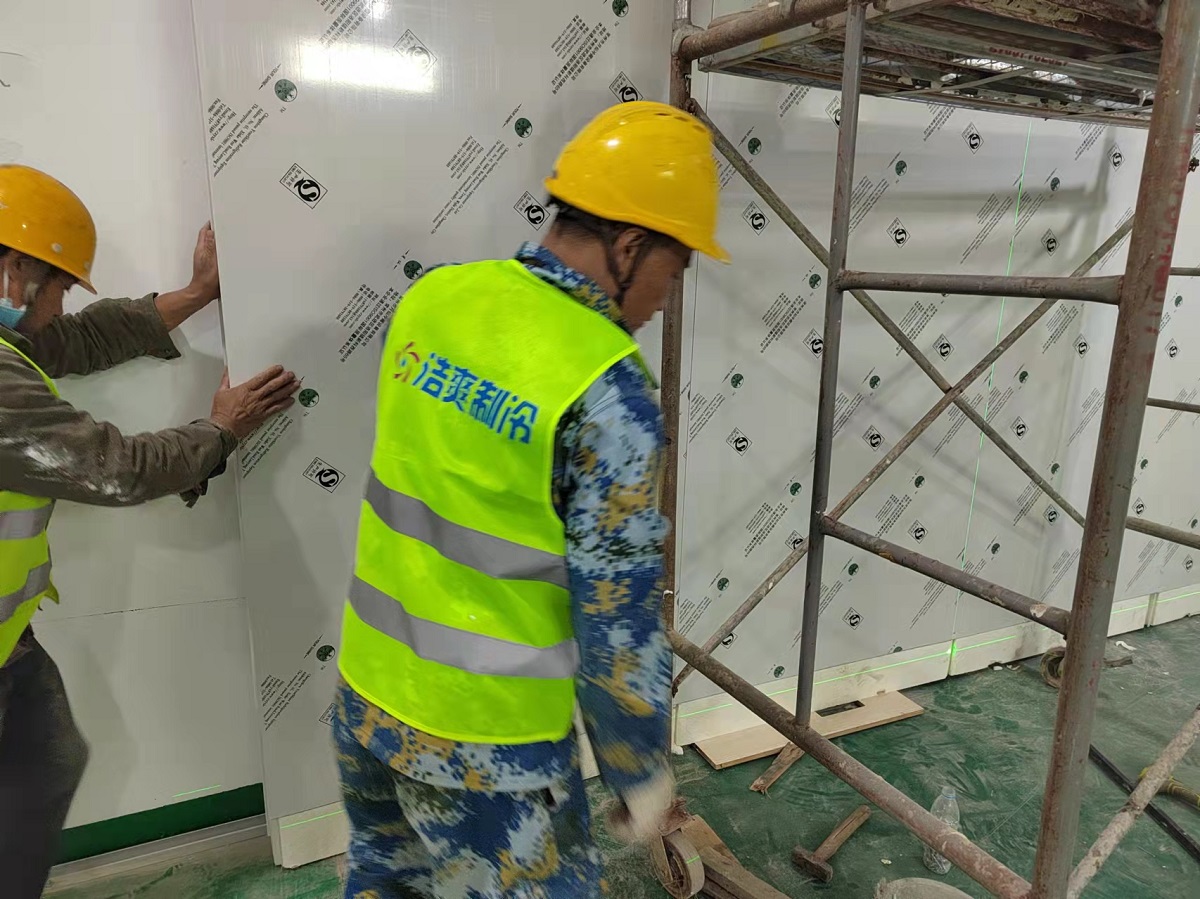 图为浩爽工人正在搭建库板