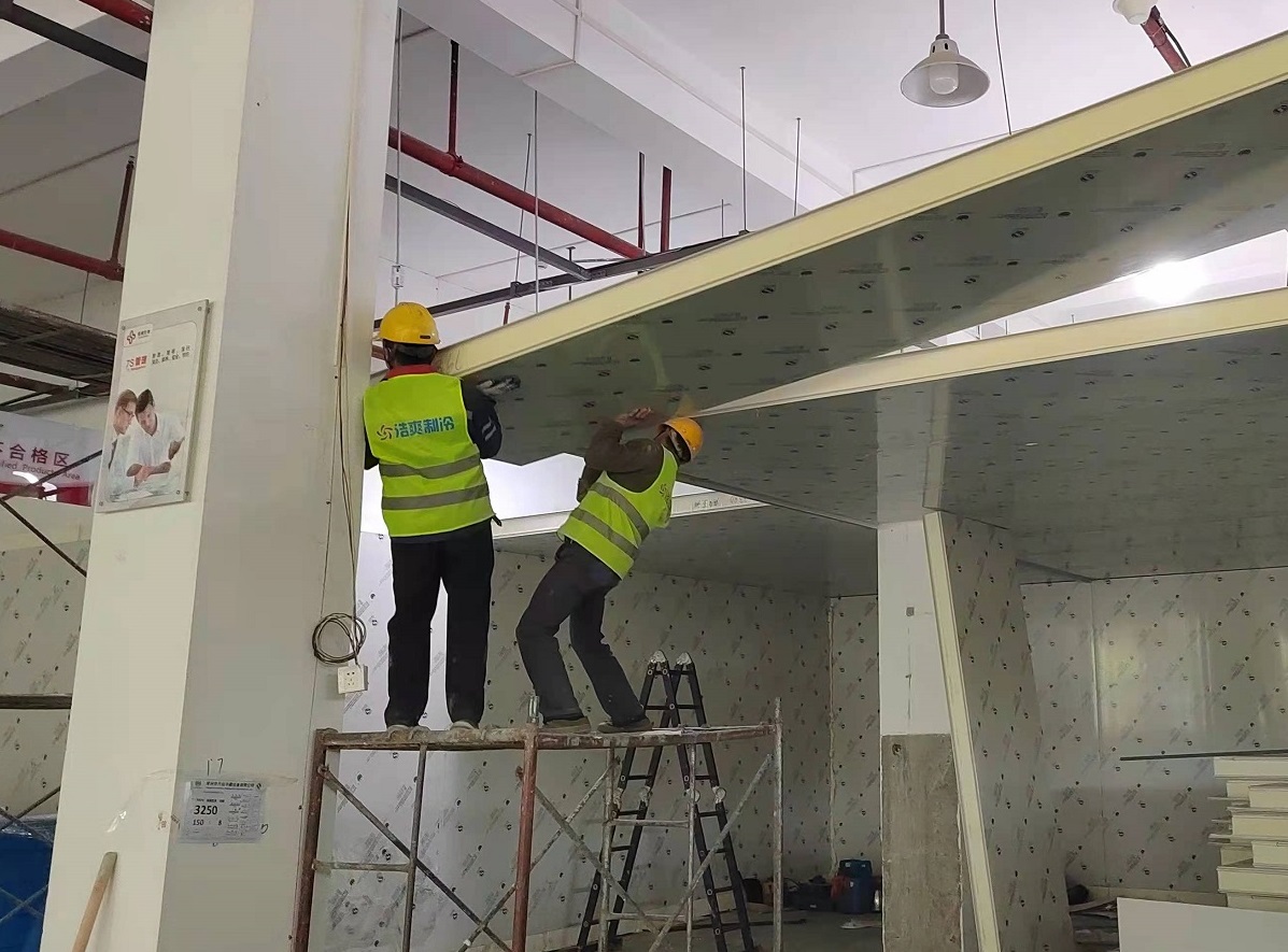 图为浩爽工人正在搭建库板