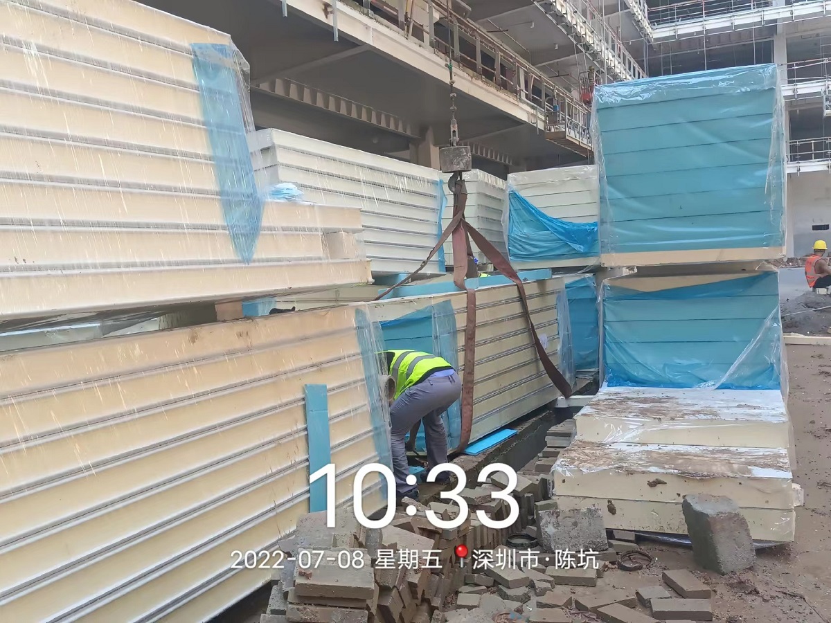 图为浩爽工人正在吊库板