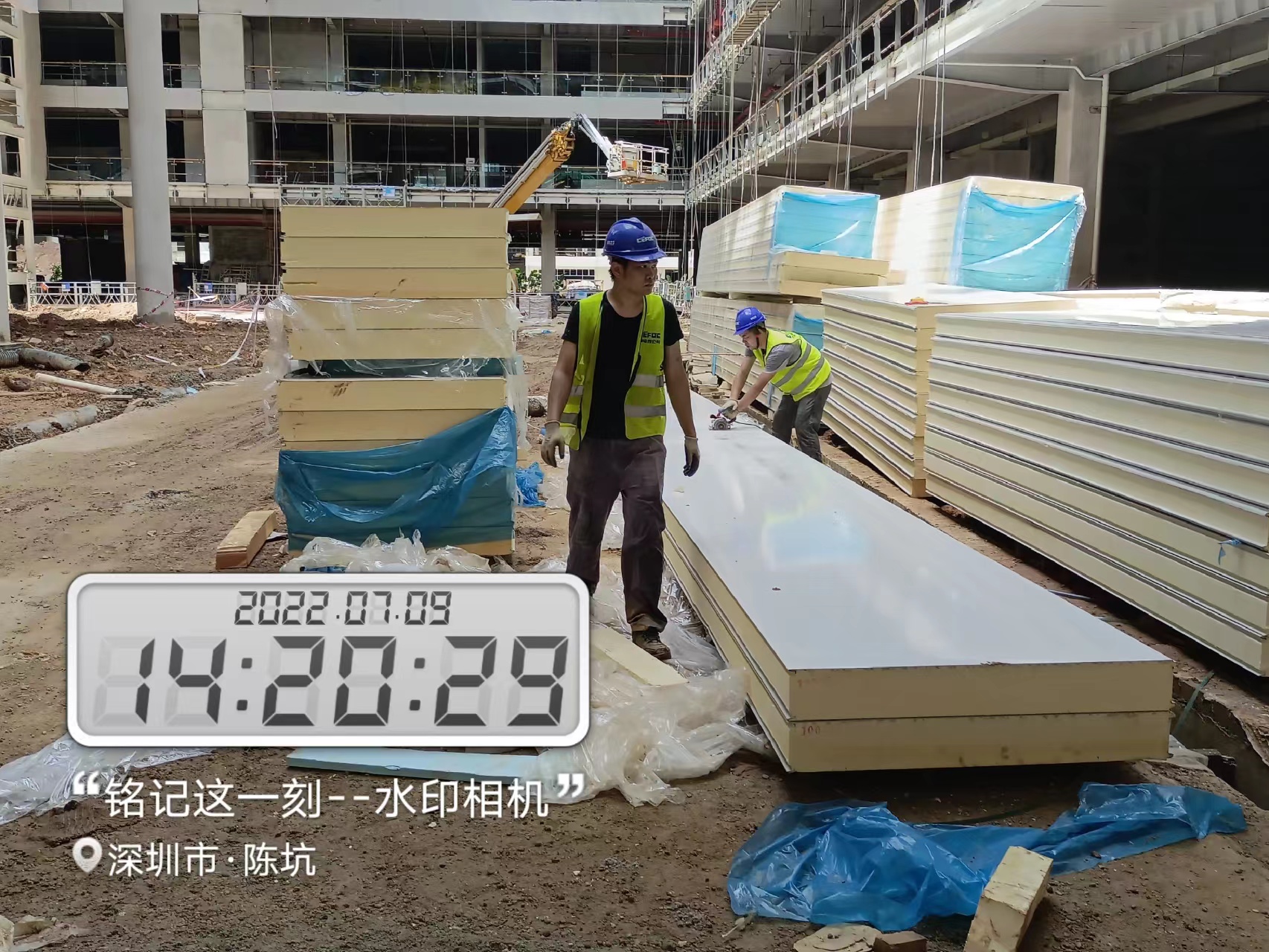 图为浩爽工人正在吊库板