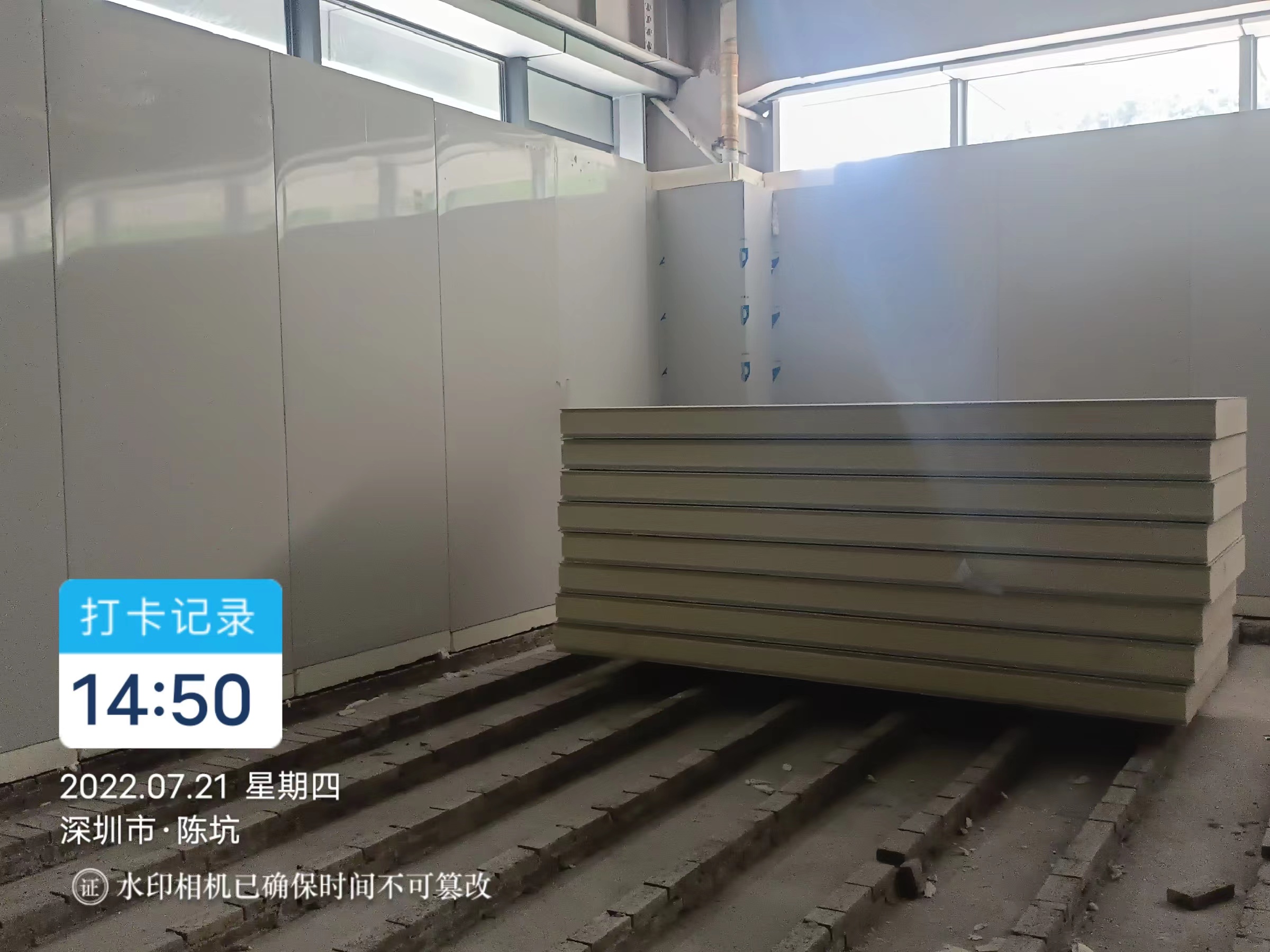 图为工人们正在搭建库板