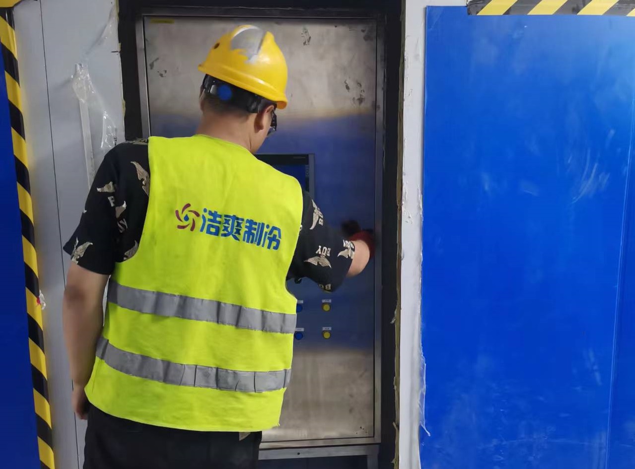 图为浩爽工人正在调试电控箱