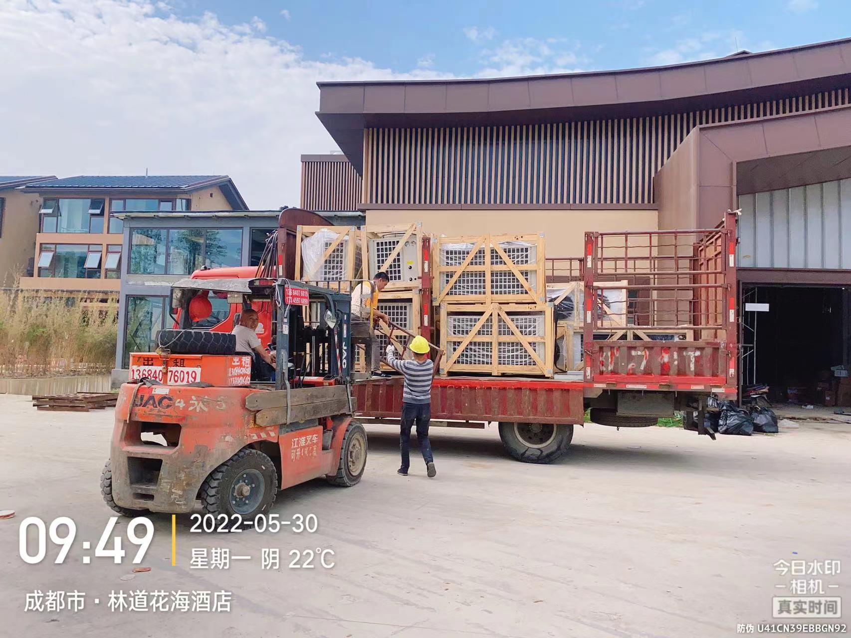 图为机组冷风机进场