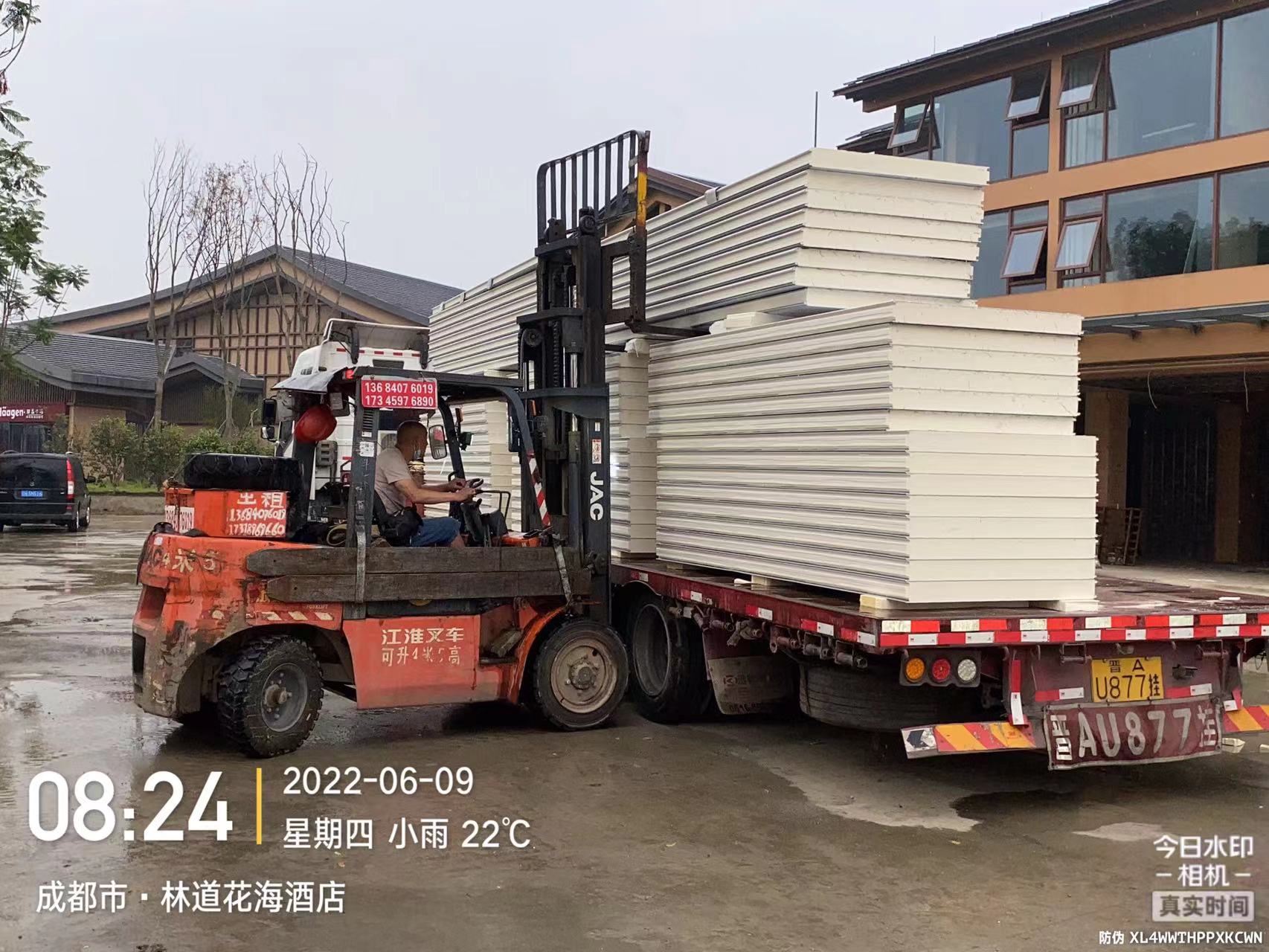 图为工作人员正在卸库板