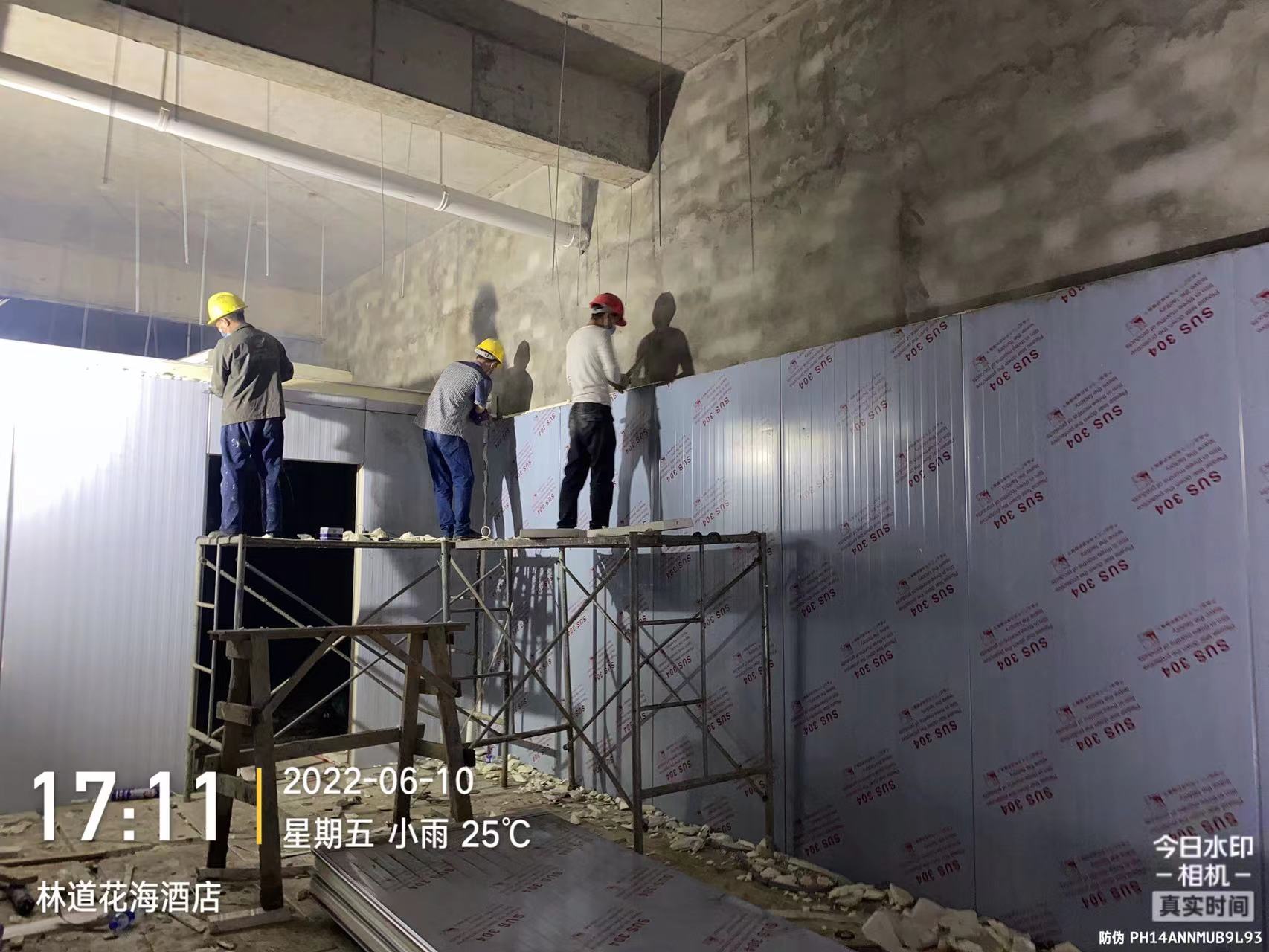 图为浩爽工人正在搭建库板