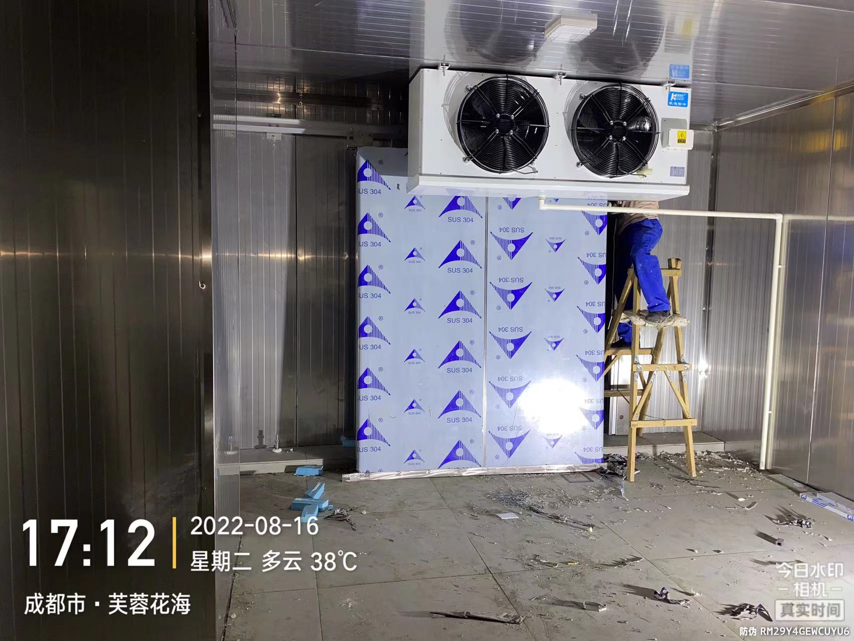 图为浩爽工人正在安装冷风机