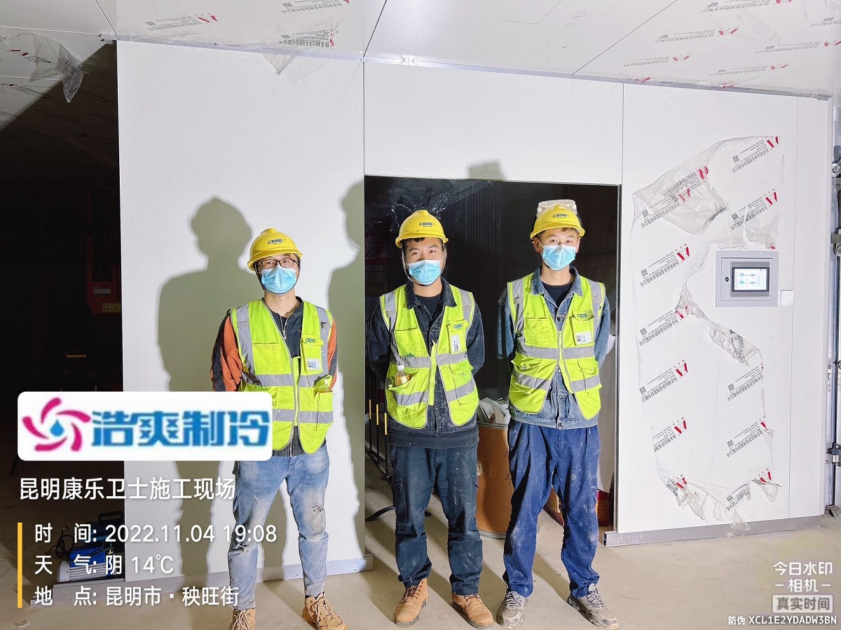 图为康乐卫士每日施工前合影