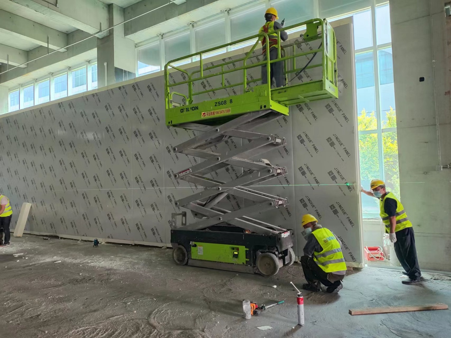 图为浩爽工人正在搭建库板