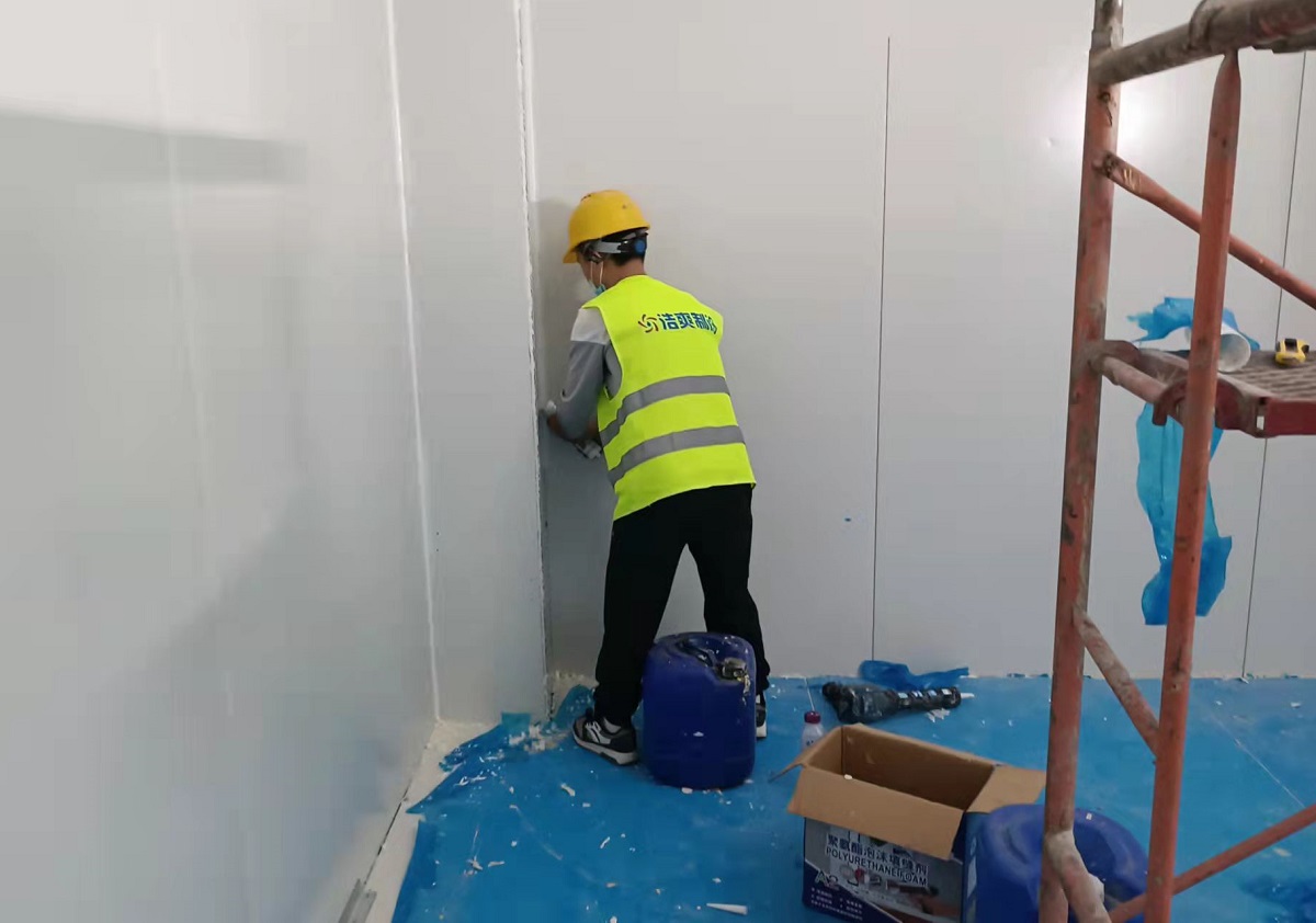 图为浩爽工人正在库内打胶