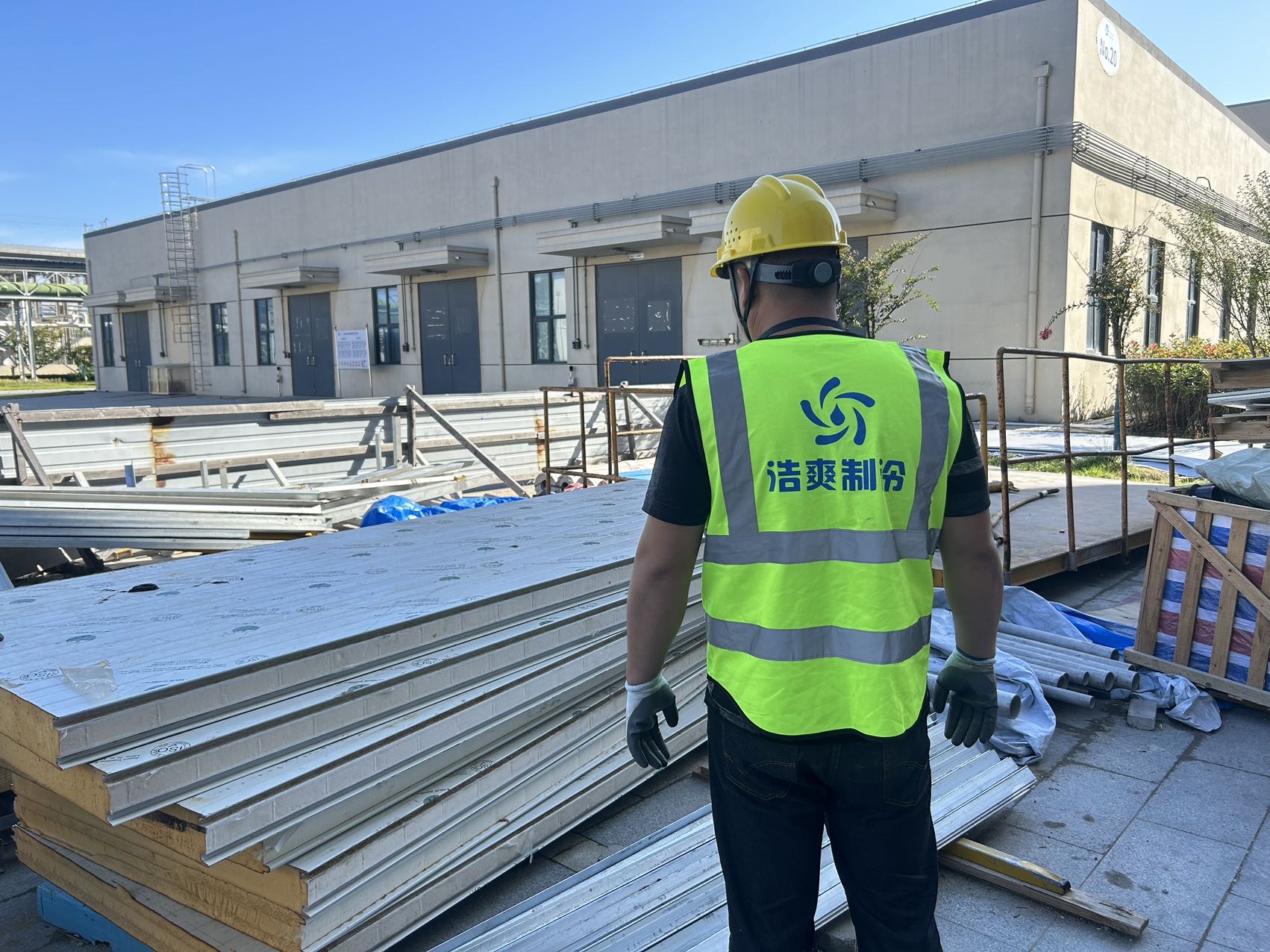 图为100mm聚氨酯双面彩钢保温板