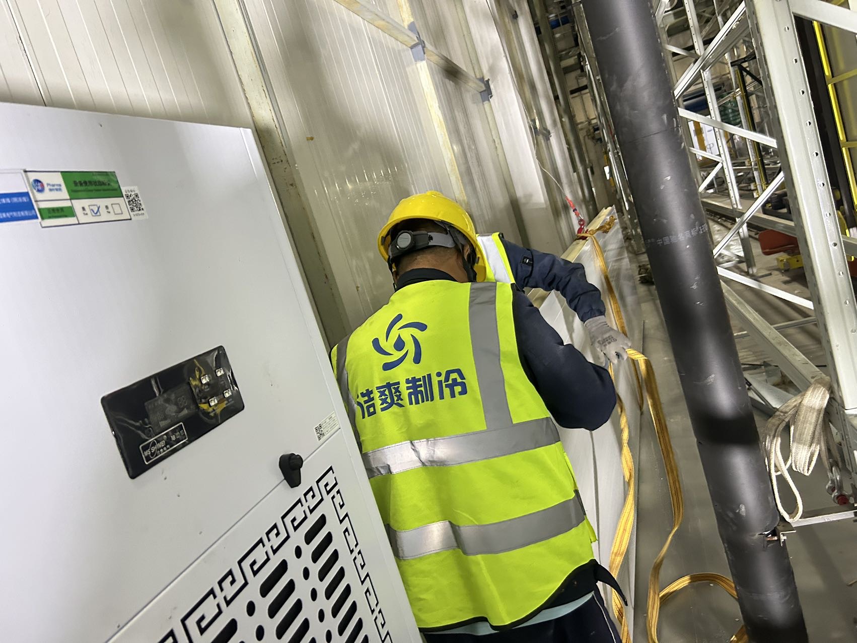 图为浩爽工人正在吊装库顶板