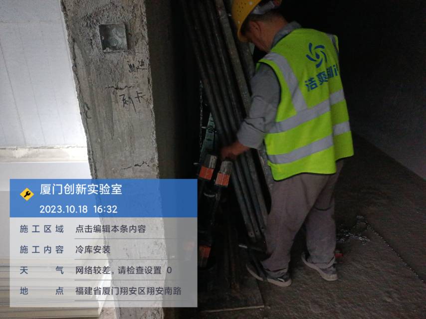 图为浩爽工人正在搬运脚手架