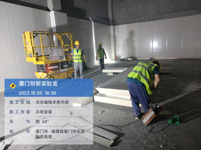 图为浩爽工人正在切割库板