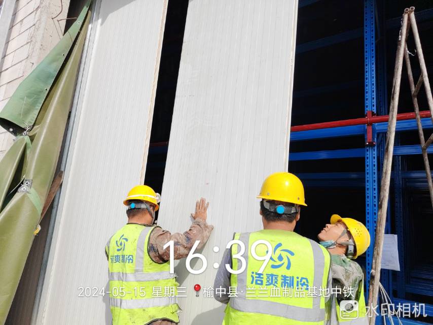 图为高架库预留门口安装封板