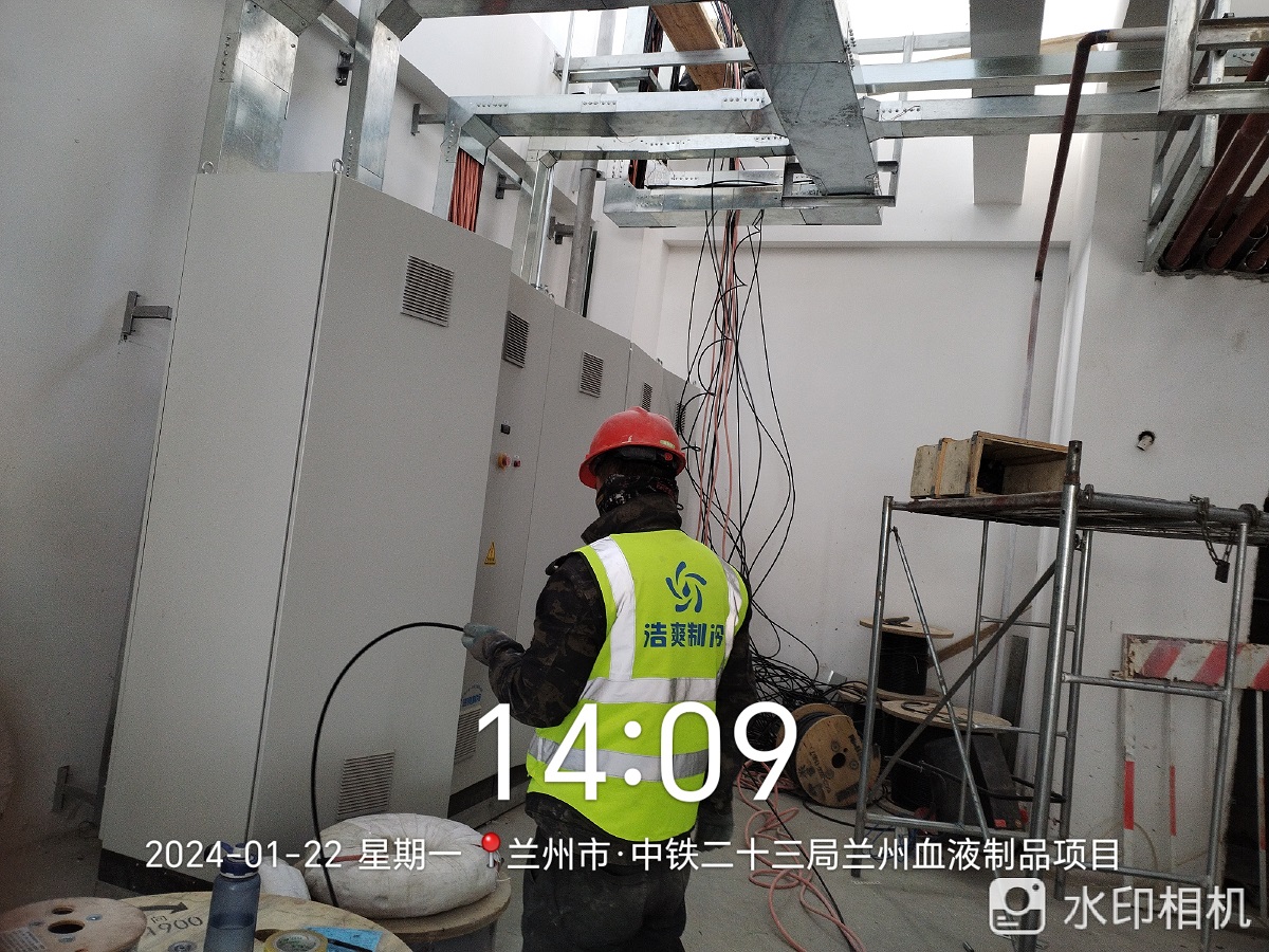 图为浩爽工人正在放线
