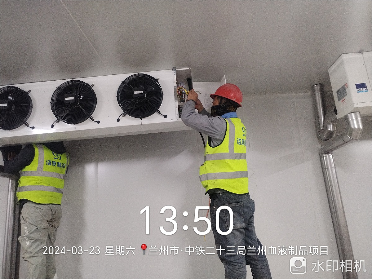 图为浩爽工人正在安装冷风机