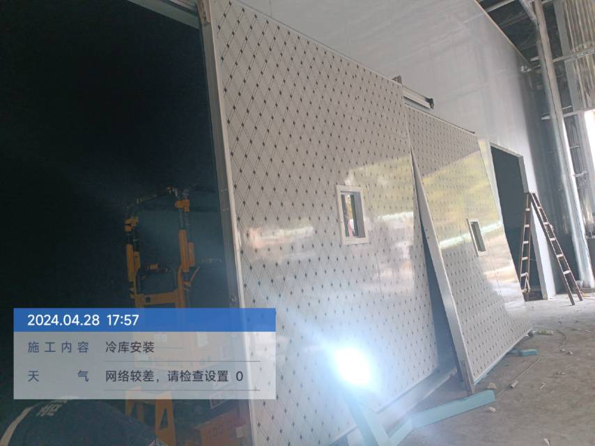 图为浩爽人工正在安装库门