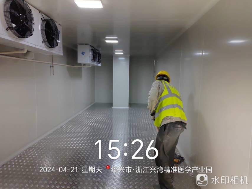 图为浩爽工人正在库内做清洁