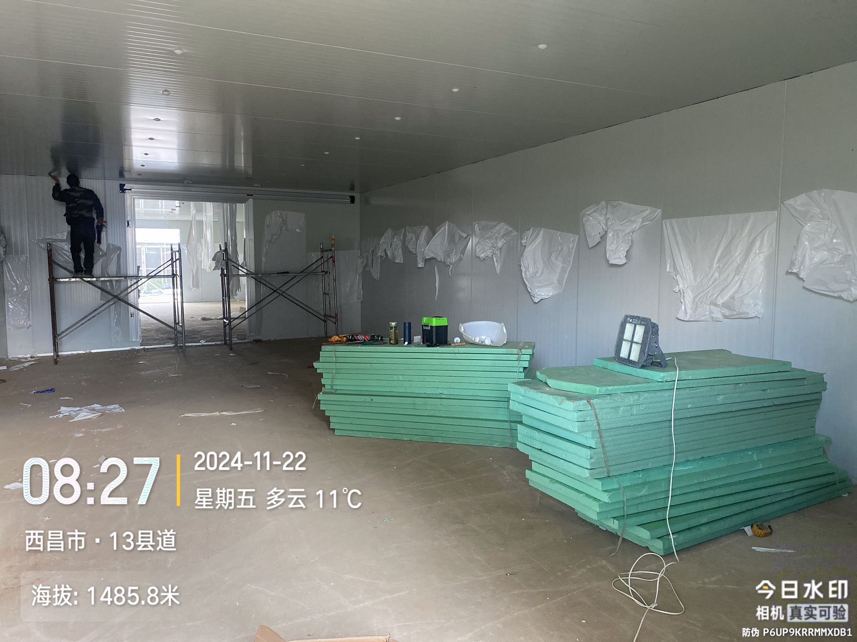 图为浩爽工人正在顶板处理细节