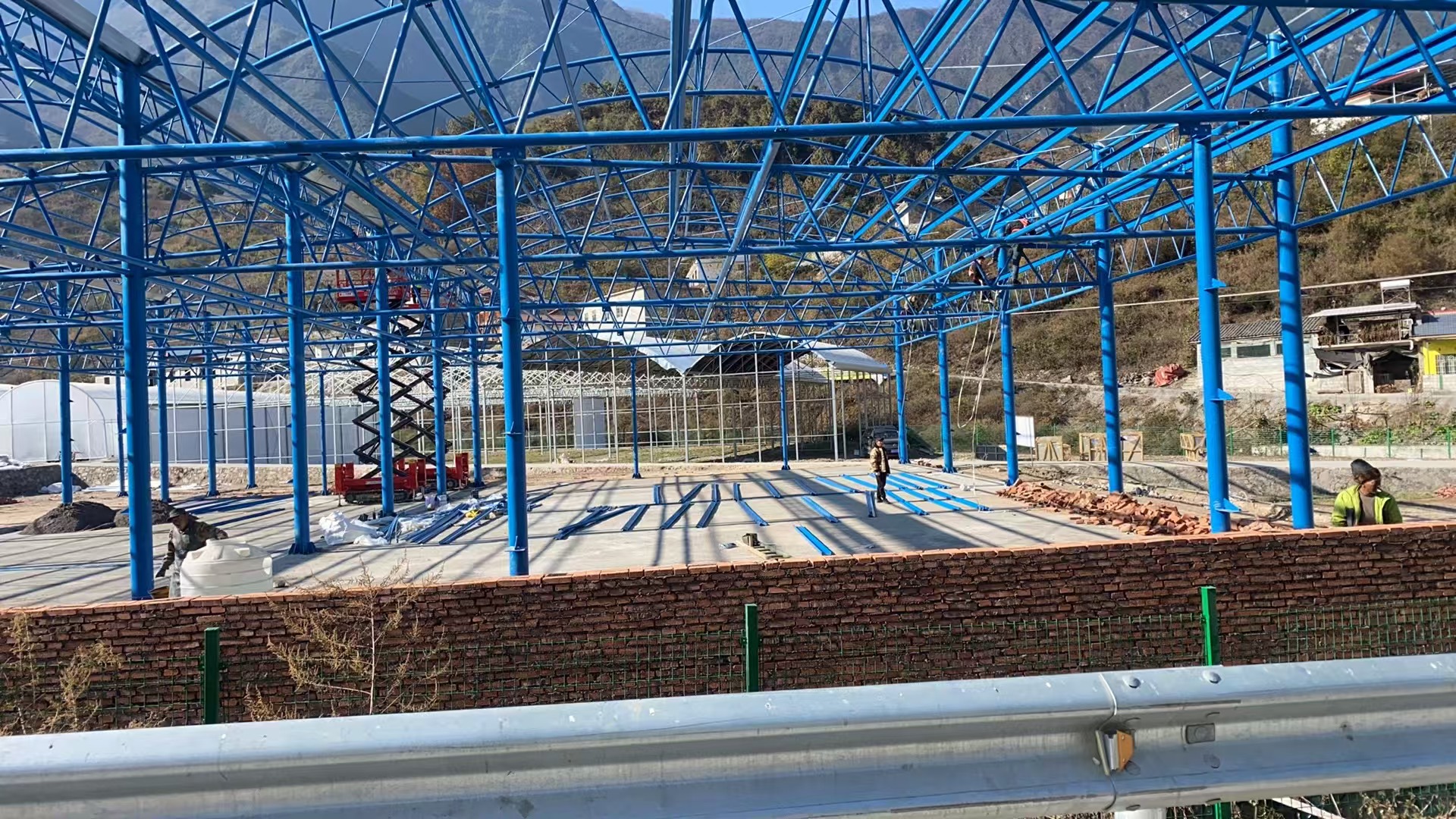 图为正在搭建钢结构